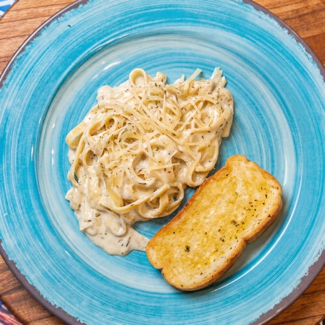 Kid's Pasta with Garlic Toast.